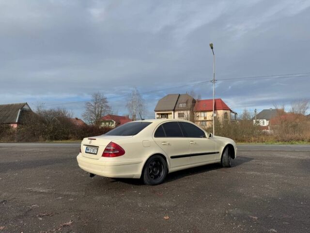 Бежевый Мерседес Е-Класс, объемом двигателя 2.2 л и пробегом 300 тыс. км за 3200 $, фото 2 на Automoto.ua