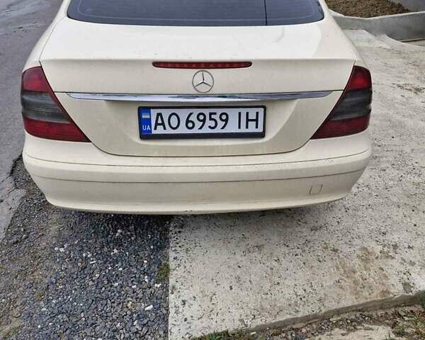 Бежевий Мерседес Е-Клас, об'ємом двигуна 1.8 л та пробігом 480 тис. км за 5050 $, фото 1 на Automoto.ua