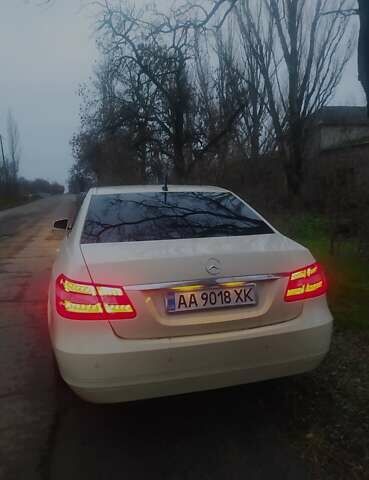 Бежевий Мерседес Е-Клас, об'ємом двигуна 2.1 л та пробігом 250 тис. км за 11500 $, фото 12 на Automoto.ua