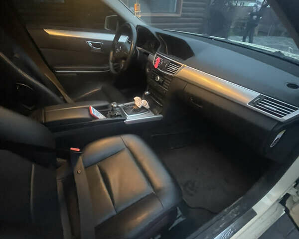 Бежевый Мерседес Е-Класс, объемом двигателя 2.14 л и пробегом 500 тыс. км за 9500 $, фото 8 на Automoto.ua