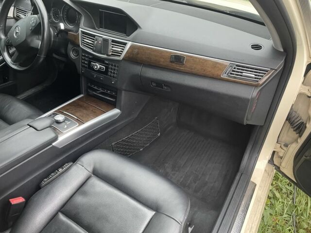 Бежевый Мерседес Е-Класс, объемом двигателя 2.2 л и пробегом 299 тыс. км за 8300 $, фото 3 на Automoto.ua