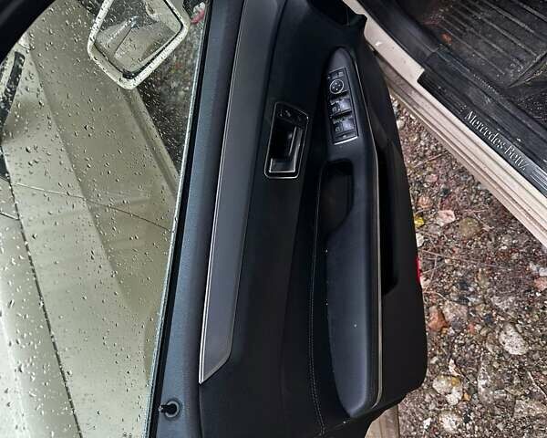 Бежевий Мерседес Е-Клас, об'ємом двигуна 2.2 л та пробігом 360 тис. км за 4500 $, фото 4 на Automoto.ua