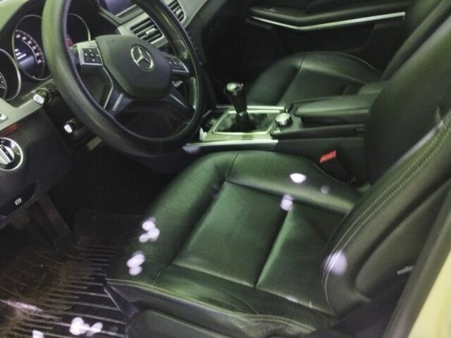 Бежевый Мерседес Е-Класс, объемом двигателя 2.1 л и пробегом 355 тыс. км за 13000 $, фото 3 на Automoto.ua