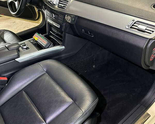 Бежевый Мерседес Е-Класс, объемом двигателя 2.2 л и пробегом 451 тыс. км за 15000 $, фото 11 на Automoto.ua