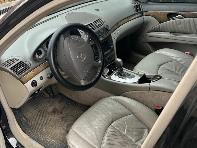 Черный Мерседес Е-Класс, объемом двигателя 3.2 л и пробегом 320 тыс. км за 3500 $, фото 5 на Automoto.ua