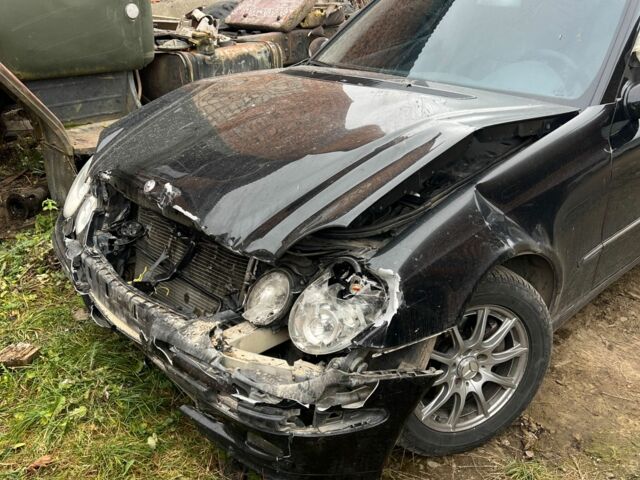 Черный Мерседес Е-Класс, объемом двигателя 3.2 л и пробегом 320 тыс. км за 3500 $, фото 2 на Automoto.ua