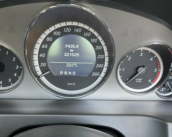 Черный Мерседес Е-Класс, объемом двигателя 3 л и пробегом 221 тыс. км за 18000 $, фото 5 на Automoto.ua