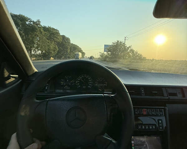 Чорний Мерседес Е-Клас, об'ємом двигуна 2.9 л та пробігом 330 тис. км за 15500 $, фото 42 на Automoto.ua