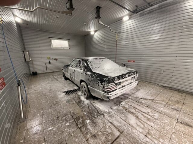 Черный Мерседес Е-Класс, объемом двигателя 3 л и пробегом 111 тыс. км за 3400 $, фото 5 на Automoto.ua