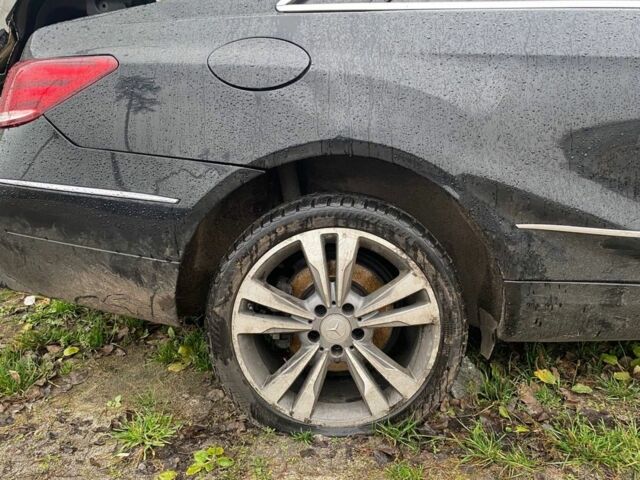 Черный Мерседес Е-Класс, объемом двигателя 0 л и пробегом 100 тыс. км за 2500 $, фото 4 на Automoto.ua