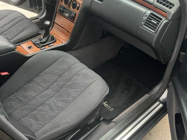 Чорний Мерседес Е-Клас, об'ємом двигуна 2.3 л та пробігом 400 тис. км за 2450 $, фото 14 на Automoto.ua