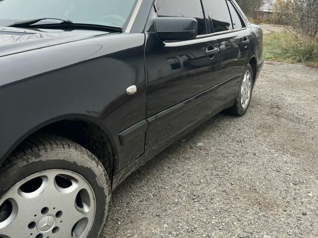 Чорний Мерседес Е-Клас, об'ємом двигуна 2.3 л та пробігом 400 тис. км за 2450 $, фото 2 на Automoto.ua