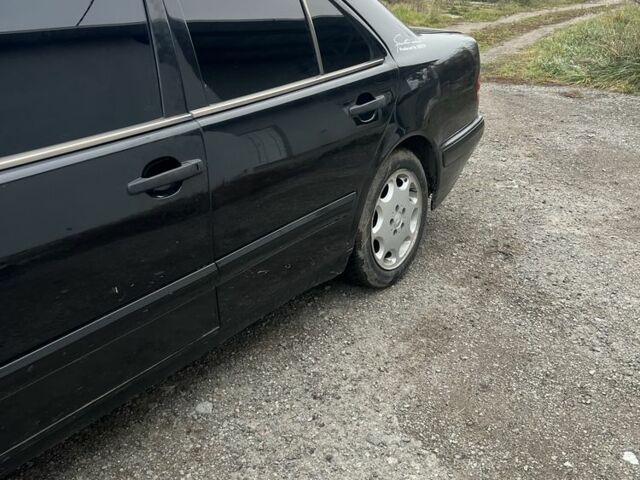 Чорний Мерседес Е-Клас, об'ємом двигуна 2.3 л та пробігом 400 тис. км за 2450 $, фото 4 на Automoto.ua