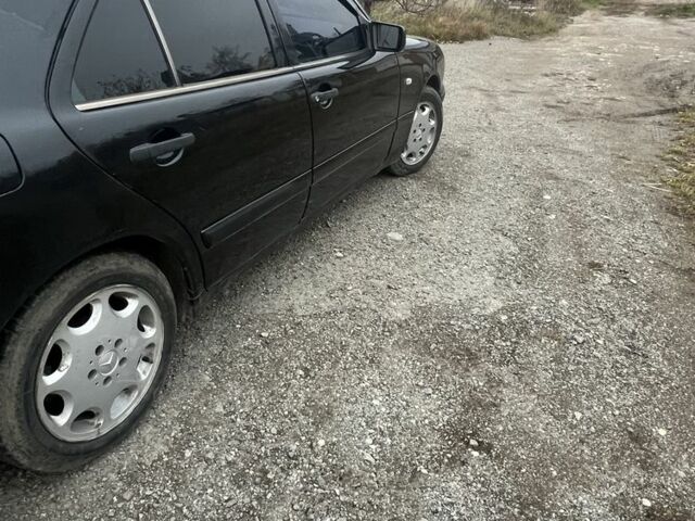 Чорний Мерседес Е-Клас, об'ємом двигуна 2.3 л та пробігом 400 тис. км за 2450 $, фото 8 на Automoto.ua