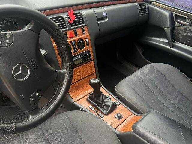 Чорний Мерседес Е-Клас, об'ємом двигуна 2.3 л та пробігом 400 тис. км за 2450 $, фото 11 на Automoto.ua