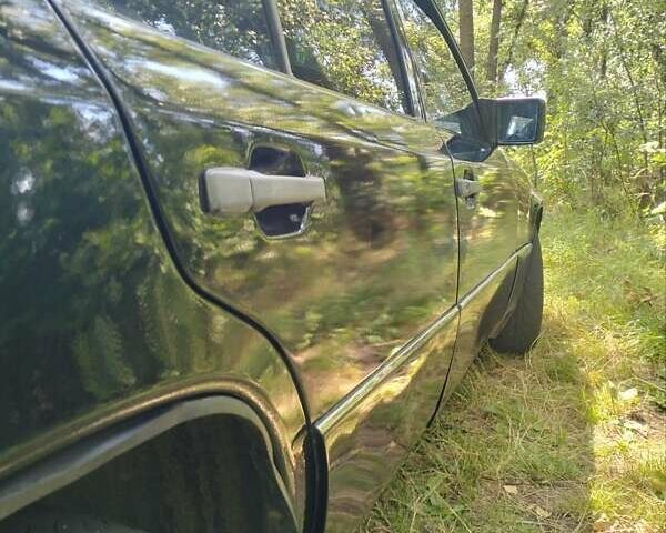 Черный Мерседес Е-Класс, объемом двигателя 2 л и пробегом 390 тыс. км за 2300 $, фото 9 на Automoto.ua