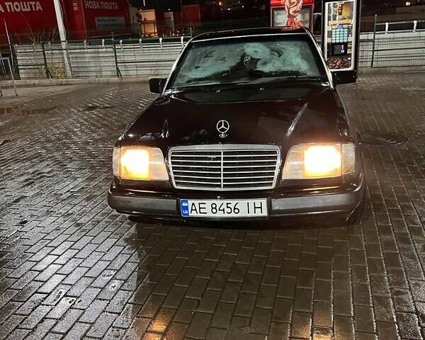 Черный Мерседес Е-Класс, объемом двигателя 2.3 л и пробегом 250 тыс. км за 2300 $, фото 9 на Automoto.ua