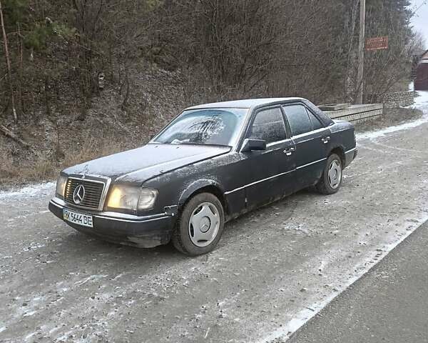 Чорний Мерседес Е-Клас, об'ємом двигуна 2 л та пробігом 333 тис. км за 950 $, фото 8 на Automoto.ua