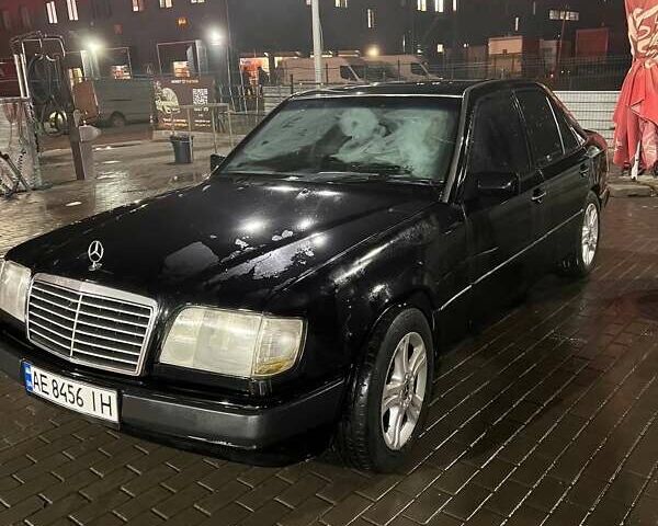 Черный Мерседес Е-Класс, объемом двигателя 2.3 л и пробегом 250 тыс. км за 2300 $, фото 5 на Automoto.ua