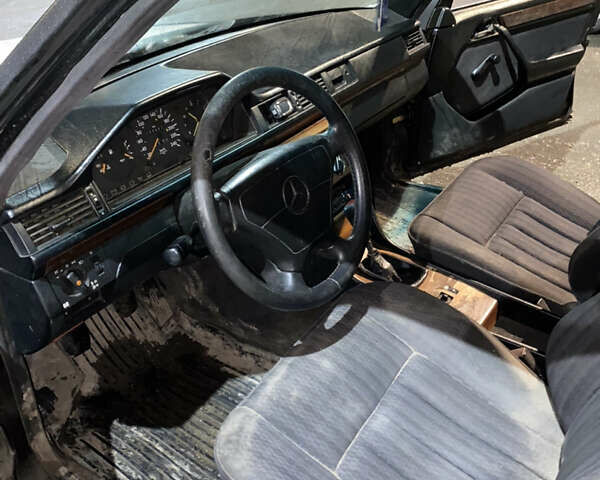 Черный Мерседес Е-Класс, объемом двигателя 2 л и пробегом 124 тыс. км за 950 $, фото 7 на Automoto.ua