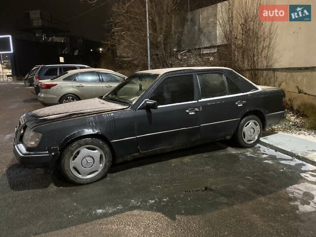 Черный Мерседес Е-Класс, объемом двигателя 2 л и пробегом 124 тыс. км за 950 $, фото 2 на Automoto.ua