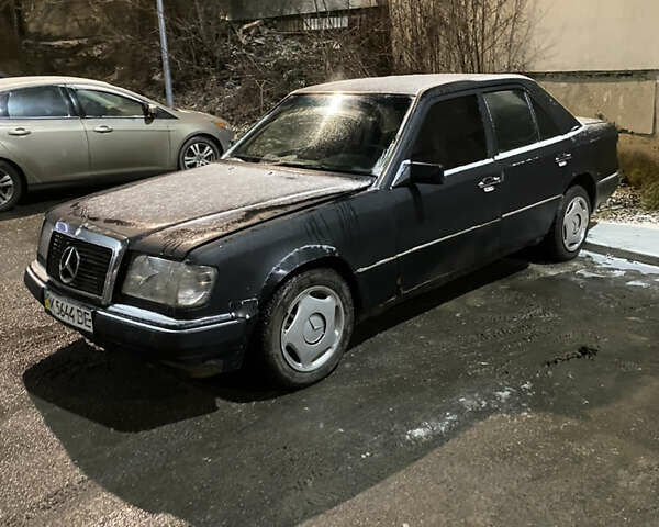 Черный Мерседес Е-Класс, объемом двигателя 2 л и пробегом 124 тыс. км за 950 $, фото 1 на Automoto.ua