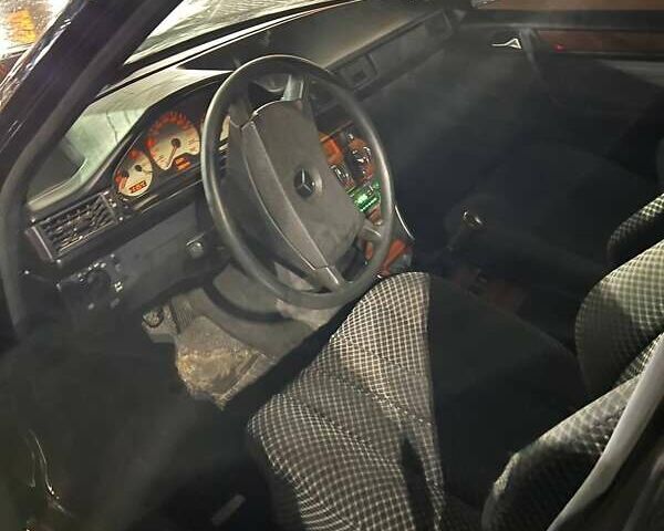 Черный Мерседес Е-Класс, объемом двигателя 2.3 л и пробегом 250 тыс. км за 2300 $, фото 6 на Automoto.ua