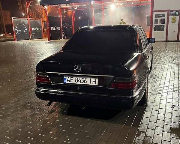 Черный Мерседес Е-Класс, объемом двигателя 2.3 л и пробегом 250 тыс. км за 2300 $, фото 8 на Automoto.ua