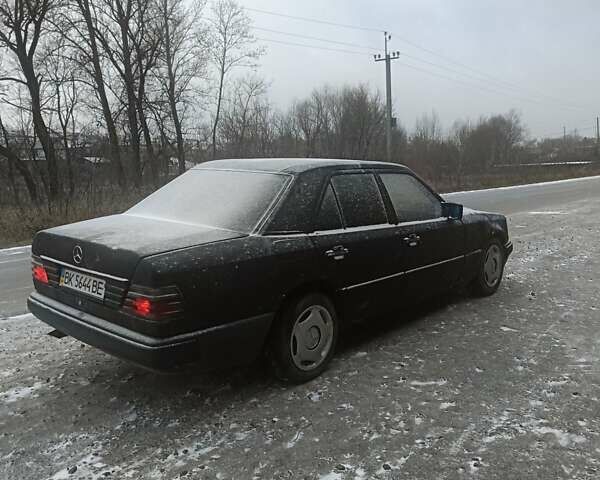 Чорний Мерседес Е-Клас, об'ємом двигуна 2 л та пробігом 333 тис. км за 950 $, фото 4 на Automoto.ua