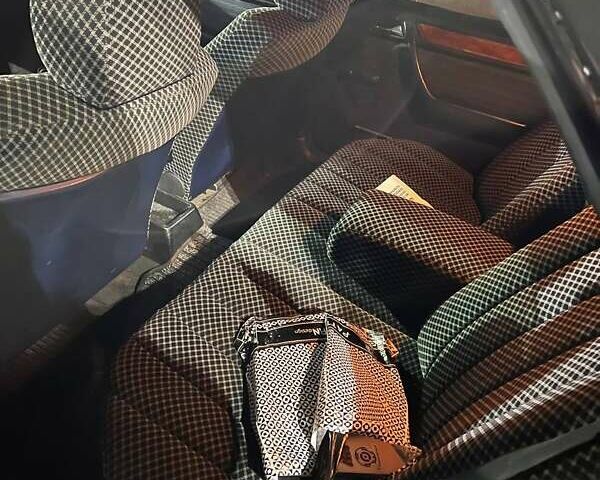 Черный Мерседес Е-Класс, объемом двигателя 2.3 л и пробегом 250 тыс. км за 2300 $, фото 7 на Automoto.ua