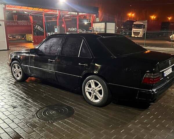 Черный Мерседес Е-Класс, объемом двигателя 2.3 л и пробегом 250 тыс. км за 2300 $, фото 2 на Automoto.ua