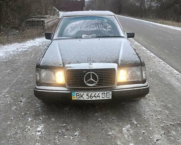 Чорний Мерседес Е-Клас, об'ємом двигуна 2 л та пробігом 333 тис. км за 950 $, фото 1 на Automoto.ua