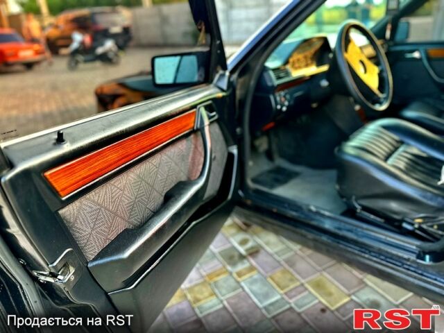 Черный Мерседес Е-Класс, объемом двигателя 2.3 л и пробегом 328 тыс. км за 2000 $, фото 5 на Automoto.ua