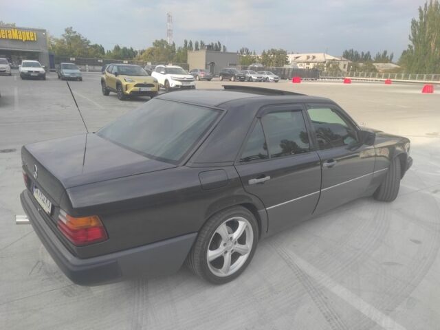 Чорний Мерседес Е-Клас, об'ємом двигуна 3 л та пробігом 312 тис. км за 4700 $, фото 4 на Automoto.ua