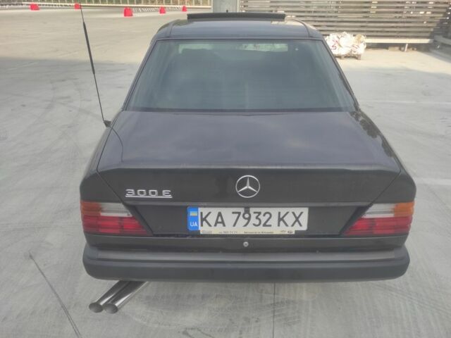 Чорний Мерседес Е-Клас, об'ємом двигуна 3 л та пробігом 312 тис. км за 4700 $, фото 3 на Automoto.ua