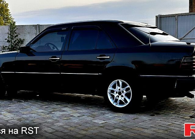 Черный Мерседес Е-Класс, объемом двигателя 2.3 л и пробегом 328 тыс. км за 2000 $, фото 3 на Automoto.ua