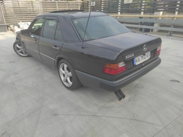 Чорний Мерседес Е-Клас, об'ємом двигуна 3 л та пробігом 312 тис. км за 4700 $, фото 6 на Automoto.ua