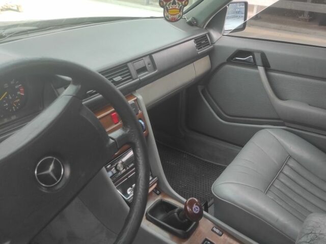 Чорний Мерседес Е-Клас, об'ємом двигуна 3 л та пробігом 312 тис. км за 4700 $, фото 23 на Automoto.ua