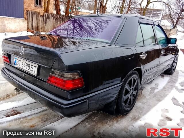 Черный Мерседес Е-Класс, объемом двигателя 2.6 л и пробегом 300 тыс. км за 2550 $, фото 2 на Automoto.ua