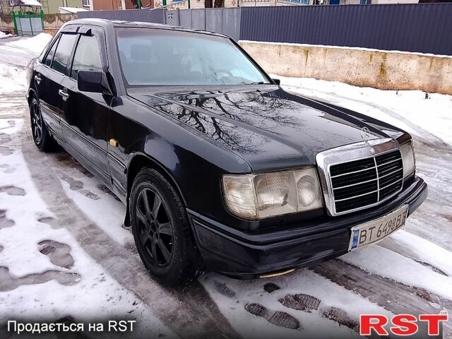 Черный Мерседес Е-Класс, объемом двигателя 2.6 л и пробегом 300 тыс. км за 2550 $, фото 3 на Automoto.ua