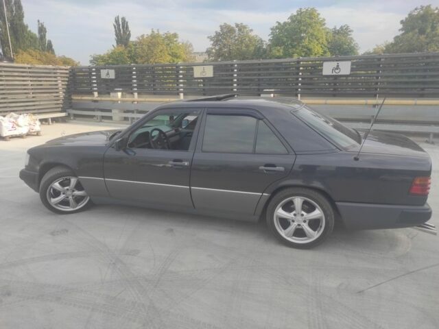 Чорний Мерседес Е-Клас, об'ємом двигуна 3 л та пробігом 312 тис. км за 4700 $, фото 1 на Automoto.ua