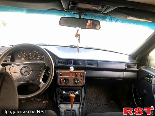 Черный Мерседес Е-Класс, объемом двигателя 2.5 л и пробегом 400 тыс. км за 1500 $, фото 1 на Automoto.ua