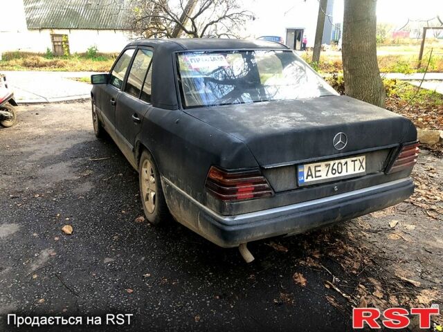 Черный Мерседес Е-Класс, объемом двигателя 2.5 л и пробегом 400 тыс. км за 1500 $, фото 3 на Automoto.ua