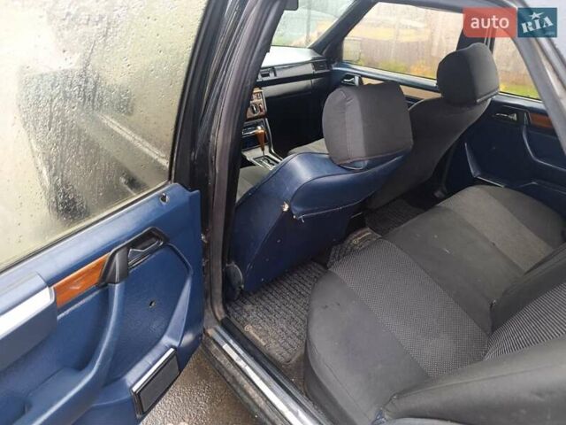 Черный Мерседес Е-Класс, объемом двигателя 2.5 л и пробегом 235 тыс. км за 1500 $, фото 5 на Automoto.ua