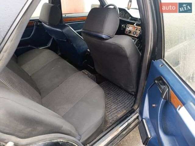 Черный Мерседес Е-Класс, объемом двигателя 2.5 л и пробегом 235 тыс. км за 1500 $, фото 7 на Automoto.ua