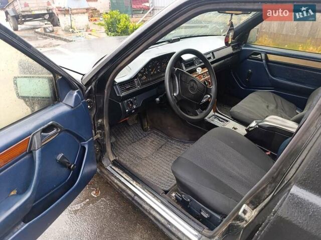 Черный Мерседес Е-Класс, объемом двигателя 2.5 л и пробегом 235 тыс. км за 1500 $, фото 4 на Automoto.ua