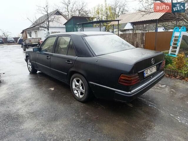 Черный Мерседес Е-Класс, объемом двигателя 2.5 л и пробегом 235 тыс. км за 1500 $, фото 3 на Automoto.ua