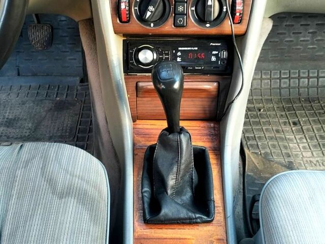 Черный Мерседес Е-Класс, объемом двигателя 2.3 л и пробегом 0 тыс. км за 1700 $, фото 9 на Automoto.ua