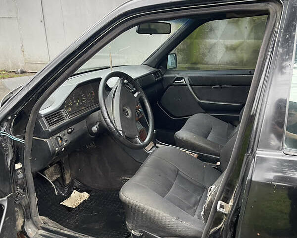 Черный Мерседес Е-Класс, объемом двигателя 2.3 л и пробегом 218 тыс. км за 1350 $, фото 5 на Automoto.ua