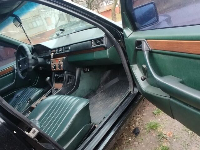 Черный Мерседес Е-Класс, объемом двигателя 2 л и пробегом 400 тыс. км за 2350 $, фото 6 на Automoto.ua